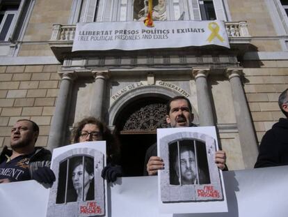 Protesta a favor de los políticos presos, este viernes frente al Palau de la Generalitat.