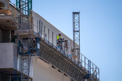 Obras de construcción de un edificio de Teruel, este miércoles.