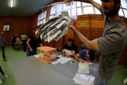 Los miembros de una mesa electoral proceden a la apertura de las urnas para el recuento de votos, tras el cierre de los colegios electorales, el pasado 28 de mayo.