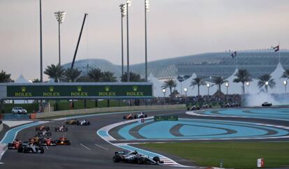 Bottas lidera un momento de la carrera en Abu Dabi.