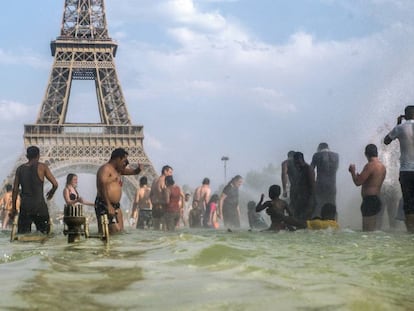 Pessoas se refrescam nas fontes dos jardins do Trocadero, em Paris.