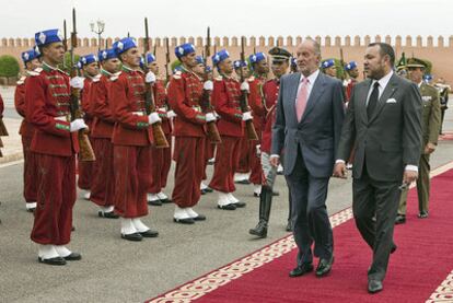 Don Juan Carlos y el rey Mohamed VI, a su llegada al Palacio Real de Marraquech.