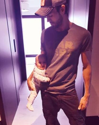 Enrique Iglesias en una divertida imagen con uno de sus bebés.