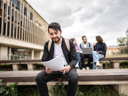 Estudiantes en un campus universitario en Bogotá (Colombia).