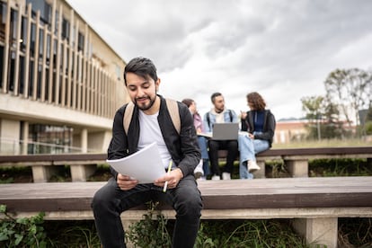 Estudiantes en un campus universitario en Bogotá (Colombia).