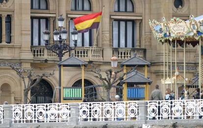 La bandera republicana ondeando en la fachada del Ayuntamiento de San Sebastián.