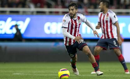 Pizarro, durante un partido con Chivas.