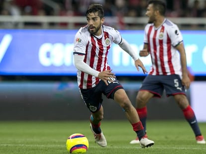 Pizarro, durante un partido con Chivas.