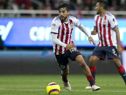 Pizarro, durante un partido con Chivas.