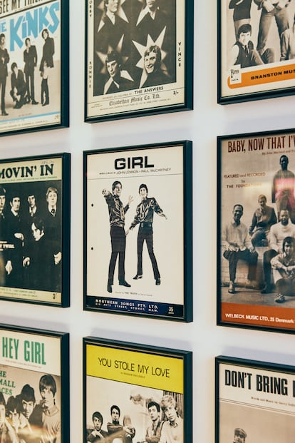 Carteles enmarcados en el Museo del Pop en Santa Colomba de Somoza.