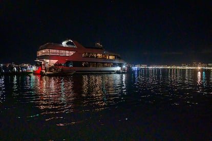 Un ferry participa en las labores de rescate en el río Potomac.