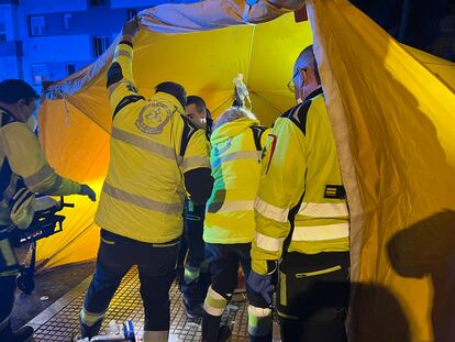 Los sanitarios atienden en un hospital de campaña al herido por arma blanca en Villaverde.