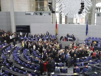 Els parlamentaris alemanys participen en la votació al Bundestag sobre el rescat a Grècia, el 19 d'agost del 2015.