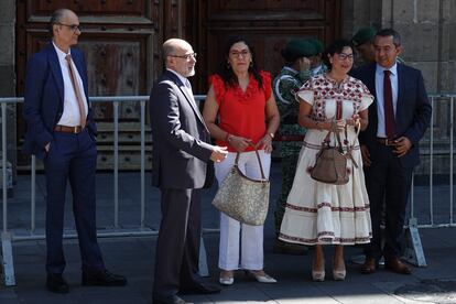 Martín Faz, Jaime Rivera, Claudia Zavala, Rita Bell y Jorge Montaño durante su llegada a Palacio Nacional, este martes.