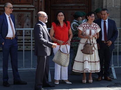 Martín Faz, Jaime Rivera, Claudia Zavala, Rita Bell y Jorge Montaño durante su llegada a Palacio Nacional, este martes.