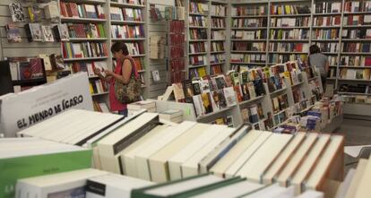 Clientes en la librería Picasso de Granada.