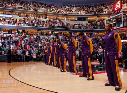 Los integrantes de los Lakers guardan silencio en recuerdo de las víctimas en el tiroteo de Newtown.