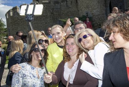 Cristina Cifuentes, candidata popular a la presidencia de la Comunidad de Madrid, se hace un ‘selfie’ con simpatizantes durante la presentación de todos los candidatos del PP en la región, el 5 de mayo de 2015.