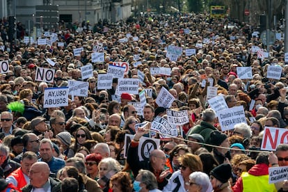 Manifestantes durante la protesta a favor de la sanidad pública, este domingo en Madrid.