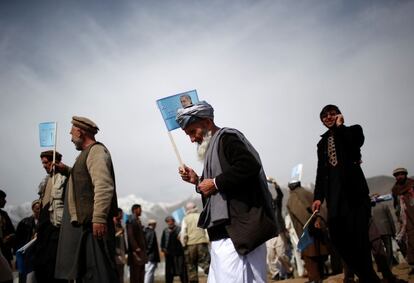 Los partidarios del candidato afgano Abdullah Abdullah llegan a un mitin durante la campaña electoral previa a las elecciones presidenciales que tendrán lugar el 5 de abril de 2014 en Afganistán.