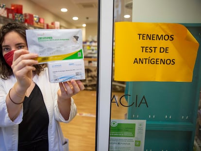 Una farmacéutica mostraba pruebas de antígenos, el miércoles en San Sebastián.
