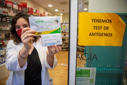 Una farmacéutica mostraba pruebas de antígenos, el miércoles en San Sebastián.
