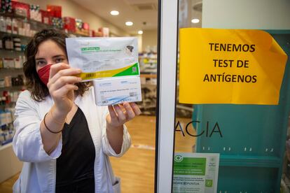 Una farmacéutica mostraba pruebas de antígenos, el miércoles en San Sebastián.