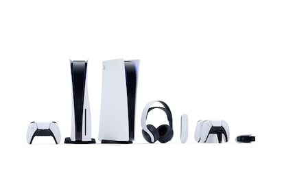 Imagen de familia de la Sony PlayStation 5: las consolas Standard y Digital Edition, el mando DualSense, el mando a distancia, los auriculares Pulse 3D, la estación de carga DualSensey la cámara HD