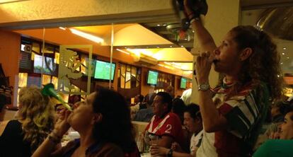 Clientes de la cantina Le&oacute;n de Oro celebran un gol de M&eacute;xico