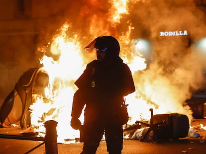 Algunos de los radicales han queman mobiliario urbano, en Madrid.
