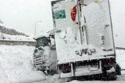 Un camión accidentado en la A-3 a causa de la nieve.