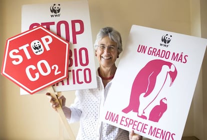 Yolanda Kakabadse segura cartazes contra a mudança climática.