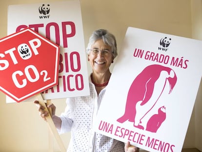 Yolanda Kakabadse segura cartazes contra a mudança climática.