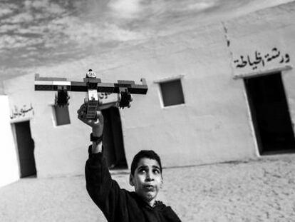 Un niño juega con un avión de juguete en uno de los centros para discapacitados de los campamentos saharauis.