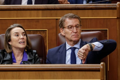 Alberto Núñez Feijóo y Cuca Gamarra, este martes en el pleno del Congreso.