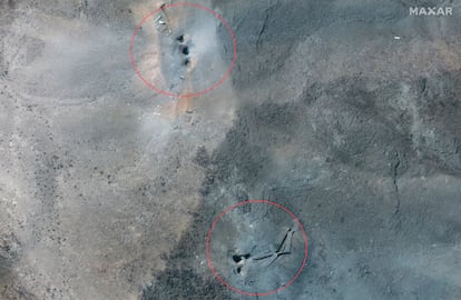 Esta imagen satelital, proporcionada por Maxar Technologies, muestra un primer plano de los agujeros y cráteres en una cresta en la planta de enriquecimiento de Fordow, en Irán, tras los ataques estadounidenses.