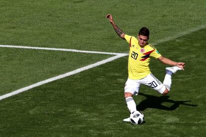 El jugador de Colombia Juan Quintero chuta para marcar el gol del empate ante Japón.
