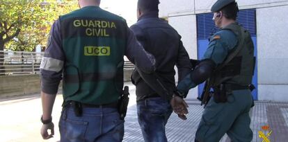 Operación de la Guardia Civil durante la liberación de 39 mujeres nigerianas obligadas a ejercer la prostitución.