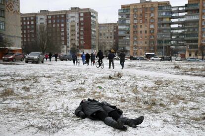 Al menos doce personas han muerto en los ataques con cohetes contra la localidad de Kramatorsk, que han alcanzado el cuartel general del Ejército ucraniano y una zona residencial de la citada localidad, según un nuevo balance de las autoridades. En la imagen, el cuerpo de una mujer permanece en el suelo tras ser alcanzado durante el bombardeo en Kramatorsk (Ucrania).