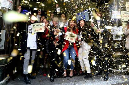 Los empleados y dueños de Doña Manolita, en Madrid, celebran el Gordo y otros premios de la Loteria de Navidad.