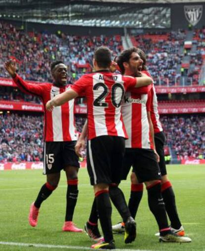 Los jugadores del Athletic celebran un gol en San Mamés.