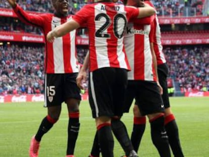 Los jugadores del Athletic celebran un gol en San Mamés.