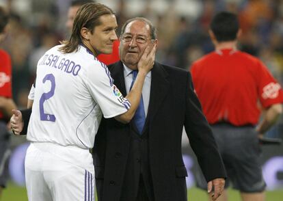 El defensa del Real Madrid Míchel Salgado saluda a Paco Gento, que ha sido homenajeado antes del inicio del Trofeo Santiago Bernabéu en diciembre de 2007.