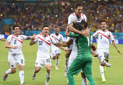 El portero costarricense es felicitado por sus compañeros, ya que fue decisivo en la tanda de penaltis ante Grecia, con lo que su selección se metió en los cuartos de final de la Copa del Mundo de 2014 celebrada en Brasil.