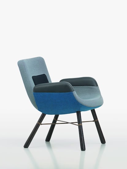 Versión en azul de la butaca East River Chair de Hella Jongerius para Vitra.