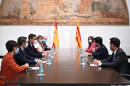 Pere Aragonès i Pedro Sánchez participen a la mesa de diàleg. 