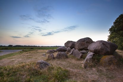 Drenthe, una de las provincias más verdes de Holanda y donde el mejor medio de transporte es la bicicleta (hay 1.400 kilómetros de carril bici), está estrechamente asociada a las hunebedden, que es como los holandeses llaman a las tumbas prehistóricas de corredor (en la foto, el dolmen Oddity). Existen como mínimo 54 de estas estructuras funerarias, de 5.000 años de antigüedad, según Turismo de Holanda. El Centro de Interpretación de las Tumbas de Corredor de Borger explica cómo se construyeron y cómo dichas piedras llegaron a los Países Bajos desde Escandinavia durante la Edad del Hielo, lentamente transportadas por enormes glaciares.