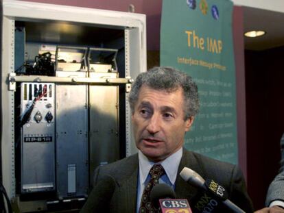 Leonard Kleinrock dirigía un grupo de ingenieros de la Universidad de California, Los Ángeles (UCLA), que investigaba el envío de información por ordenadores. El 29 de octubre lograron mandar un "login" a la Universidad de Stanford.