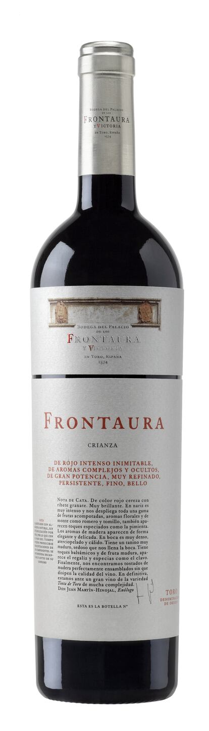 Elaborado por la bodega Frontaura, de la denominación de origen Toro, cuyo viñedo principal, Pago de Valdelacasa, tiene una extensión de 110 hectáreas. Frontaura Crianza 2011 está hecho con la variedad de tinta de Toro, procedente de un viñedo propio ubicado en Morales de Toro de 40 años de edad. La crianza se ha efectuado durante 14 meses en barricas de roble francés. De color rojo cereza intenso, en nariz presenta aromas de fruta roja y negra, regaliz y eucalipto con un fondo mineral. En boca tiene taninos golosos, es sedoso y complejo. Precio: 20 euros. 