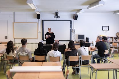 Bruna ensaya su presentación de aprendizaje delante de dos profesores y varios compañeros, el 7 de mayo en el instituto escuela Les Vinyes, en Castellbisbal (Barcelona).